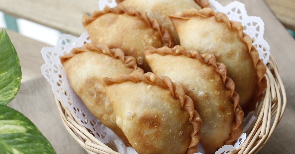 THAI CURRY PUFFS (Light pastry curry puffs with beef filling sweet chilli sauce)